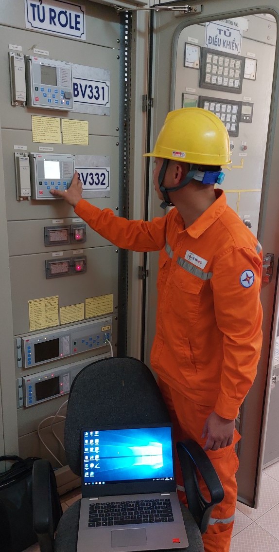 Xí nghiệp Dịch vụ Điện lực Nam Định phối hợp cùng Điện lực thành phố Sơn La - Công ty Điện lực Sơn La lắp máy biến áp (T2) 6.300 kVA – 35/22 kV trạm trung gian (2-9), góp phần đảm bảo cấp điện ổn định, tin cậy cho phụ tải trong khu vực.